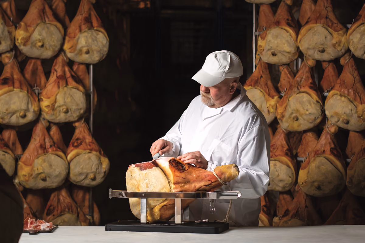 Macchina o coltello? Così il taglio cambia il gusto del prosciutto