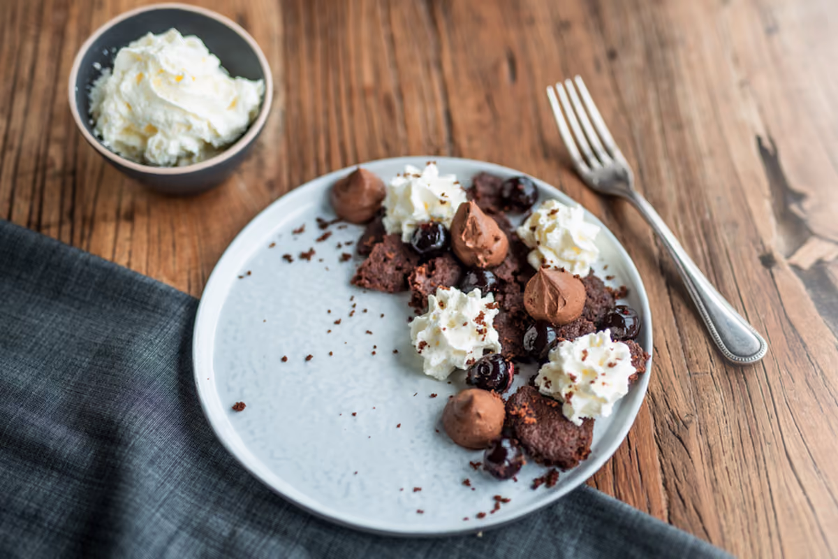 Stupisci i tuoi ospiti con questa ricetta scenografica al cioccolato e ciliegie
