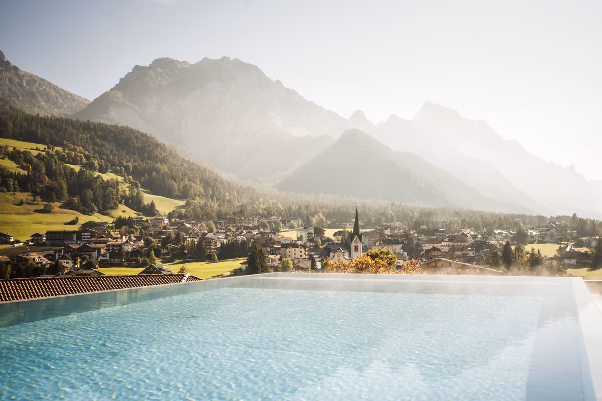 Autunno e prima neve sulle Dolomiti: il resort che cambia volto con le stagione