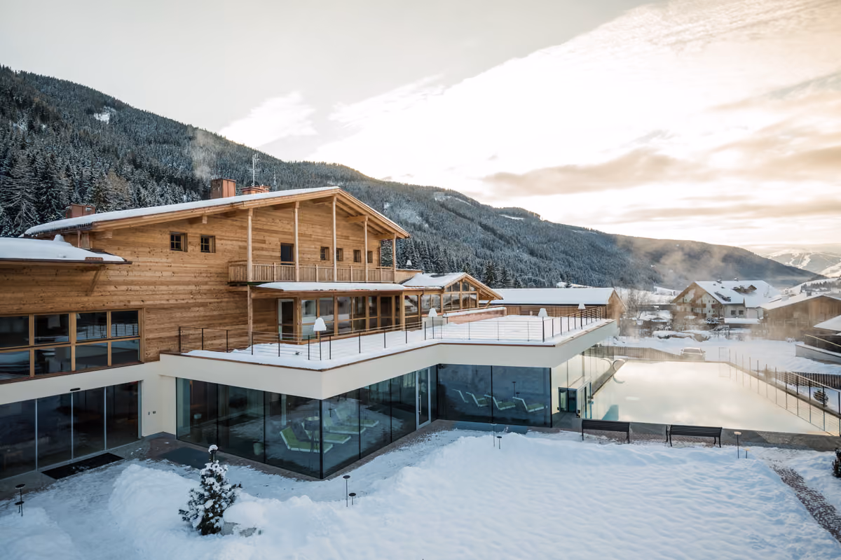 Piscina salina e sci di fondo: l'inverno alpino cambia ritmo in Val Casies