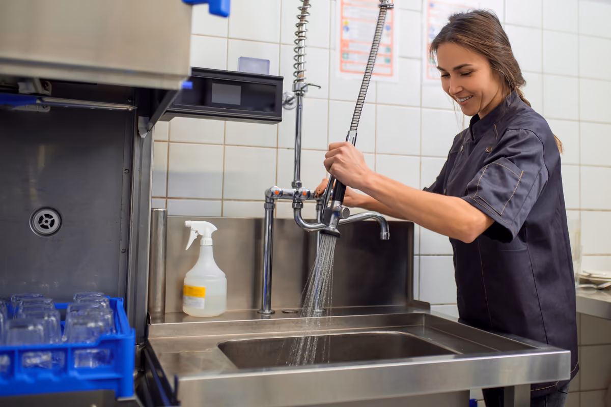 Mense, l'igiene non passa solo dai detergenti: servono macchine, consulenza e formazione