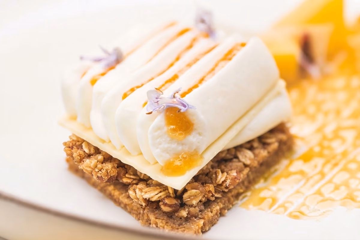 La ricetta che trasforma il Philadelphia in un dessert con crumble e frutta
