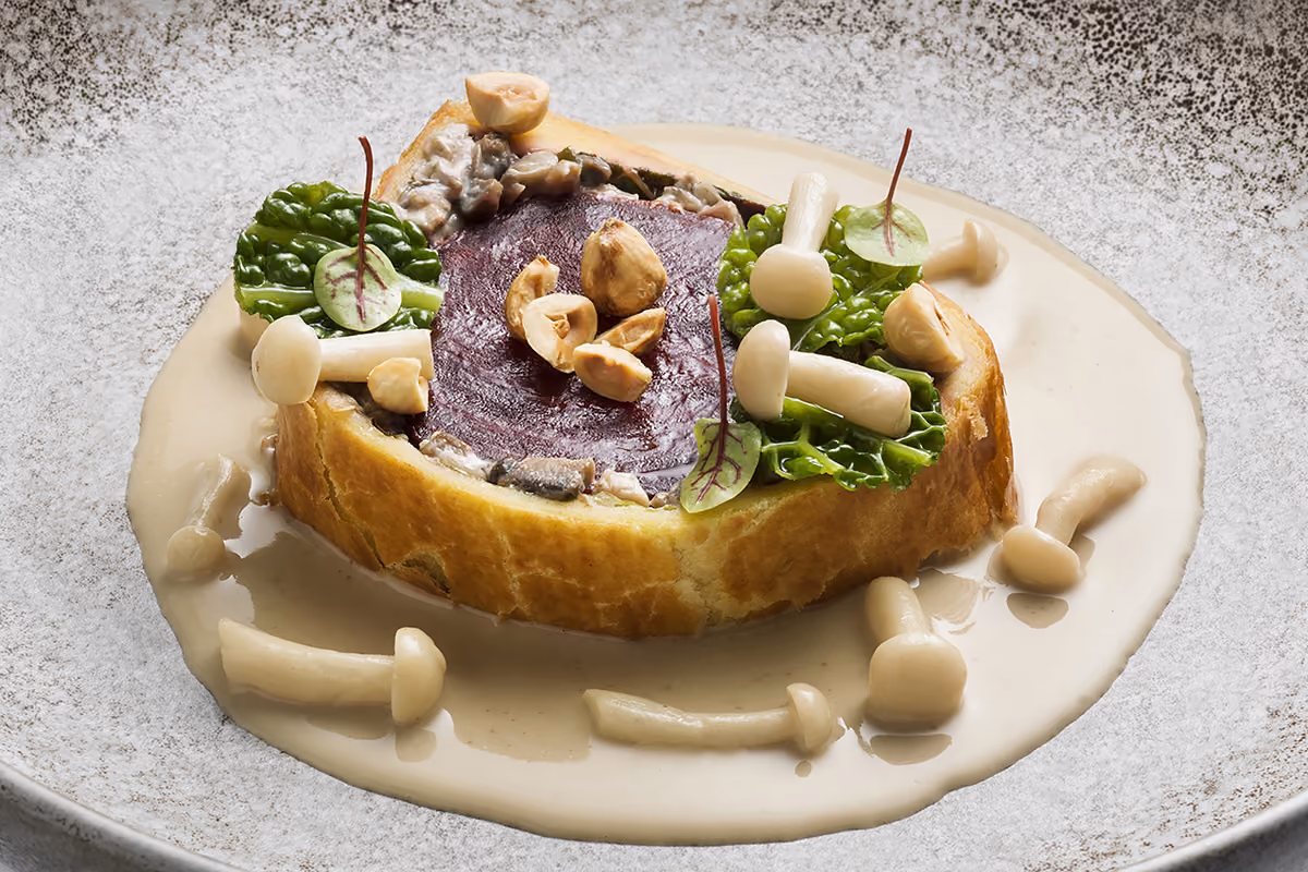 La ricetta vegetariana del Wellington con barbabietola e funghi