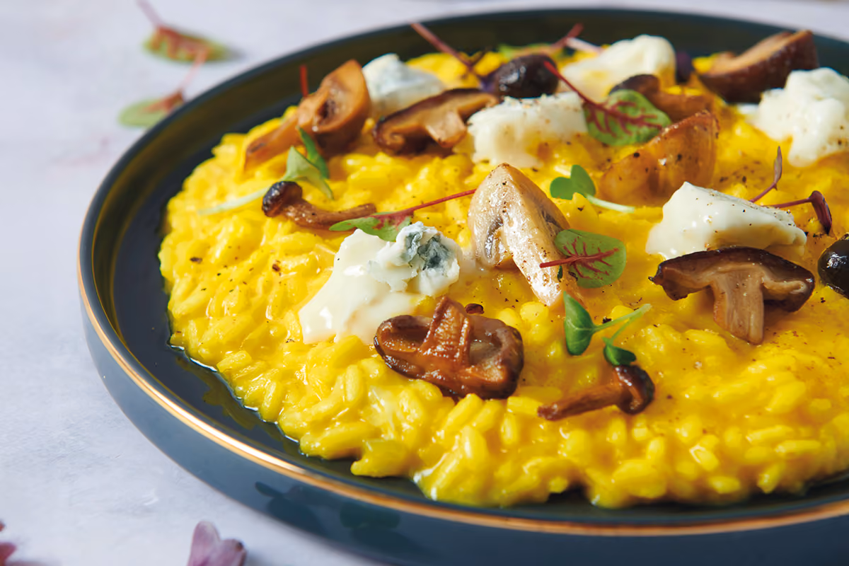 Risotto zafferano, Gorgonzola e funghi: la ricetta autunnale
