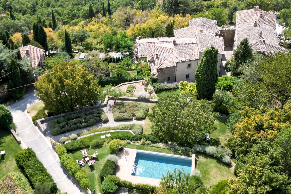 Dentro Monteverdi Tuscany, il borgo della Val d'Orcia rinato intorno all'ospitalità