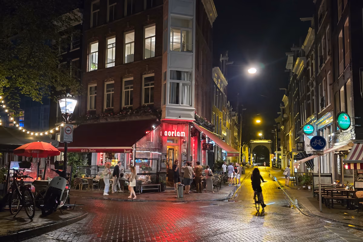 Amsterdam, la nuova mixology passa dagli hotel: 4 bar dove il cocktail diventa esperienza