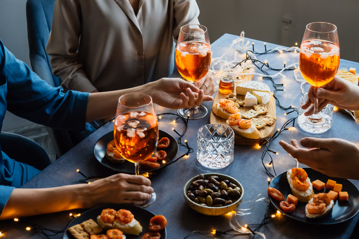 Aperitivo, per oltre metà degli italiani cibo e prezzo contano più dei drink nella scelta del locale