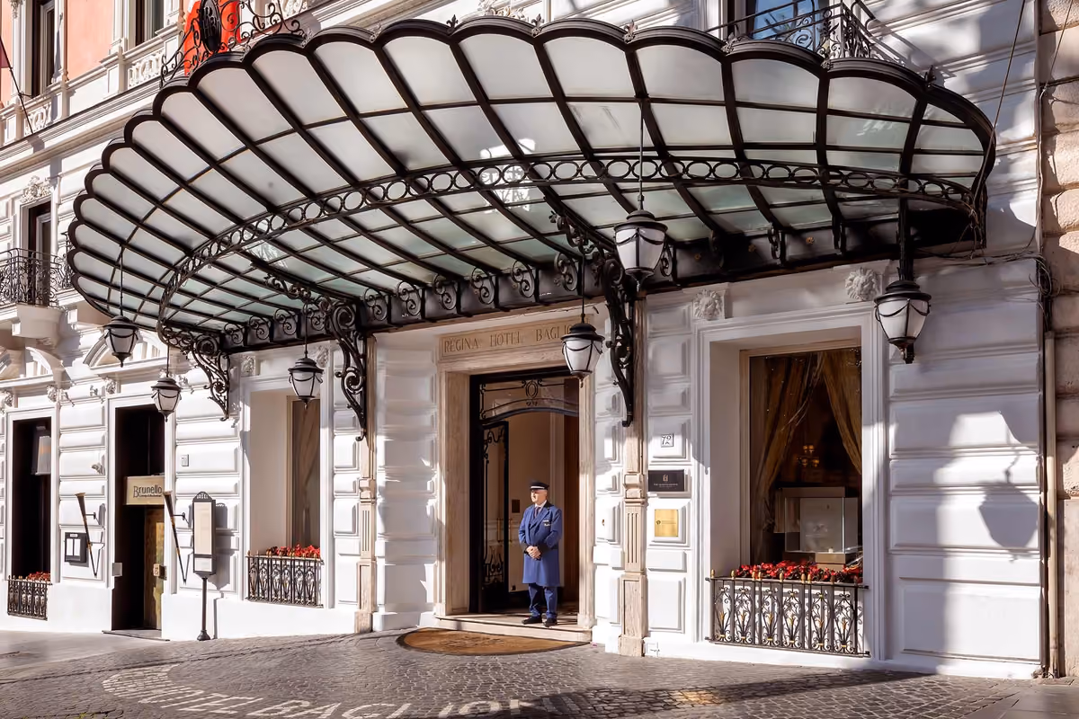 Il Baglioni Regina cambia pelle: in Via Veneto riparte da camere e ristorante