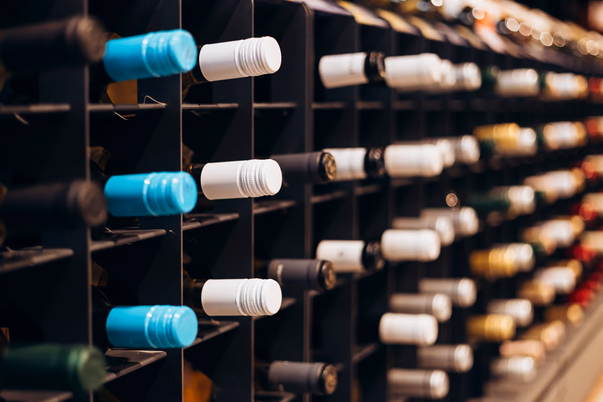Imbottigliamenti di vino in calo, ma le giacenze continuano a crescere