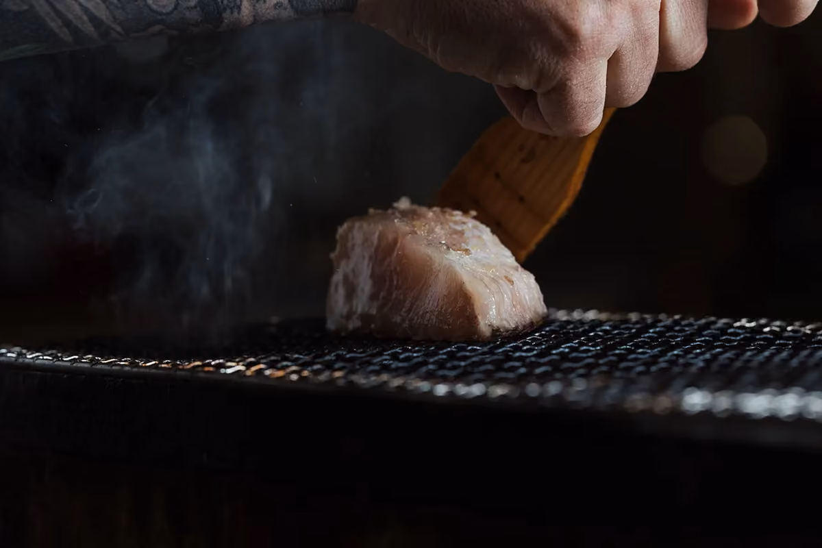Il ristorante a Marina di Massa dove il pesce va sulla griglia o nel forno a legna