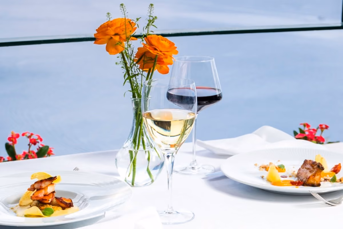 Un hotel della Costiera amalfitana compie 60 anni e alza il livello del ristorante
