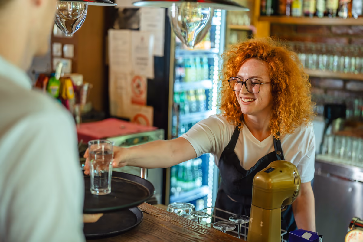 Bar e ristoranti: cala l'aperitivo (-3,1%) e il cliente punta solo sull'alta gamma