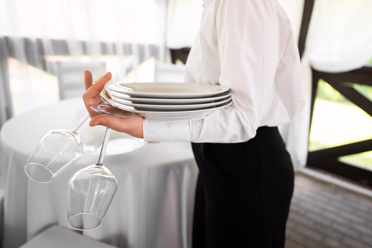 Manca personale nei ristoranti? Sul Garda si cambia modello per trattenere e assumere
