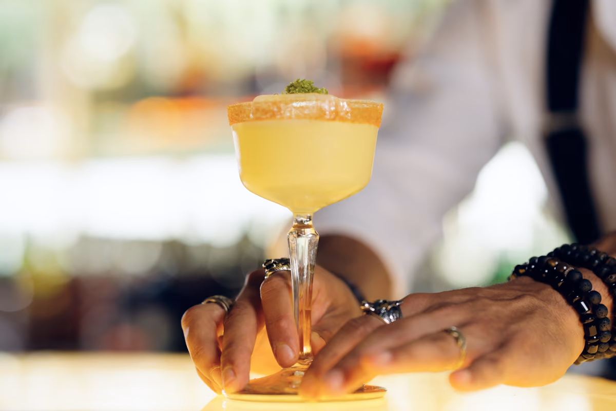 Esagerare con ingredienti e tecniche non migliora un cocktail: gli errori da evitare