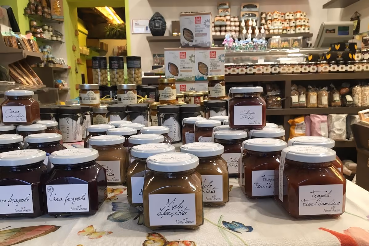 Frutta, prodotti ricercati e dolci: la bottega di Vimercate che sfida i supermercati