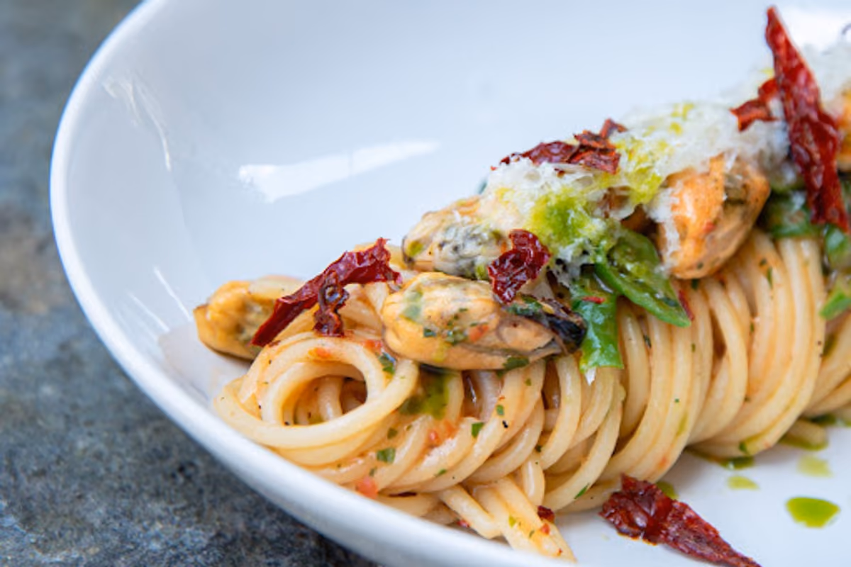 Pochi tavoli, pesce fresco e vini ricercati: così un bistrot conquista Caserta