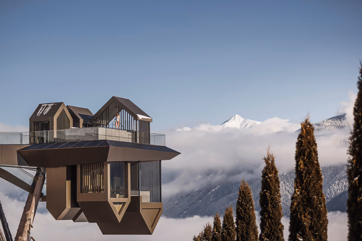 Tra le nevi delle Dolomiti c'è un hotel con una piscina sospesa a 12 metri da terra