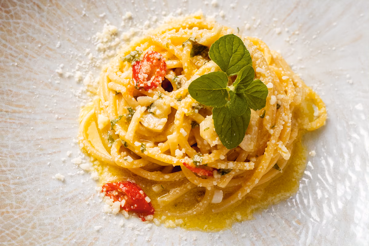 Aglio, olio e peperoncino: la variante con pecorino e mentuccia che rende gli spaghetti cremosi