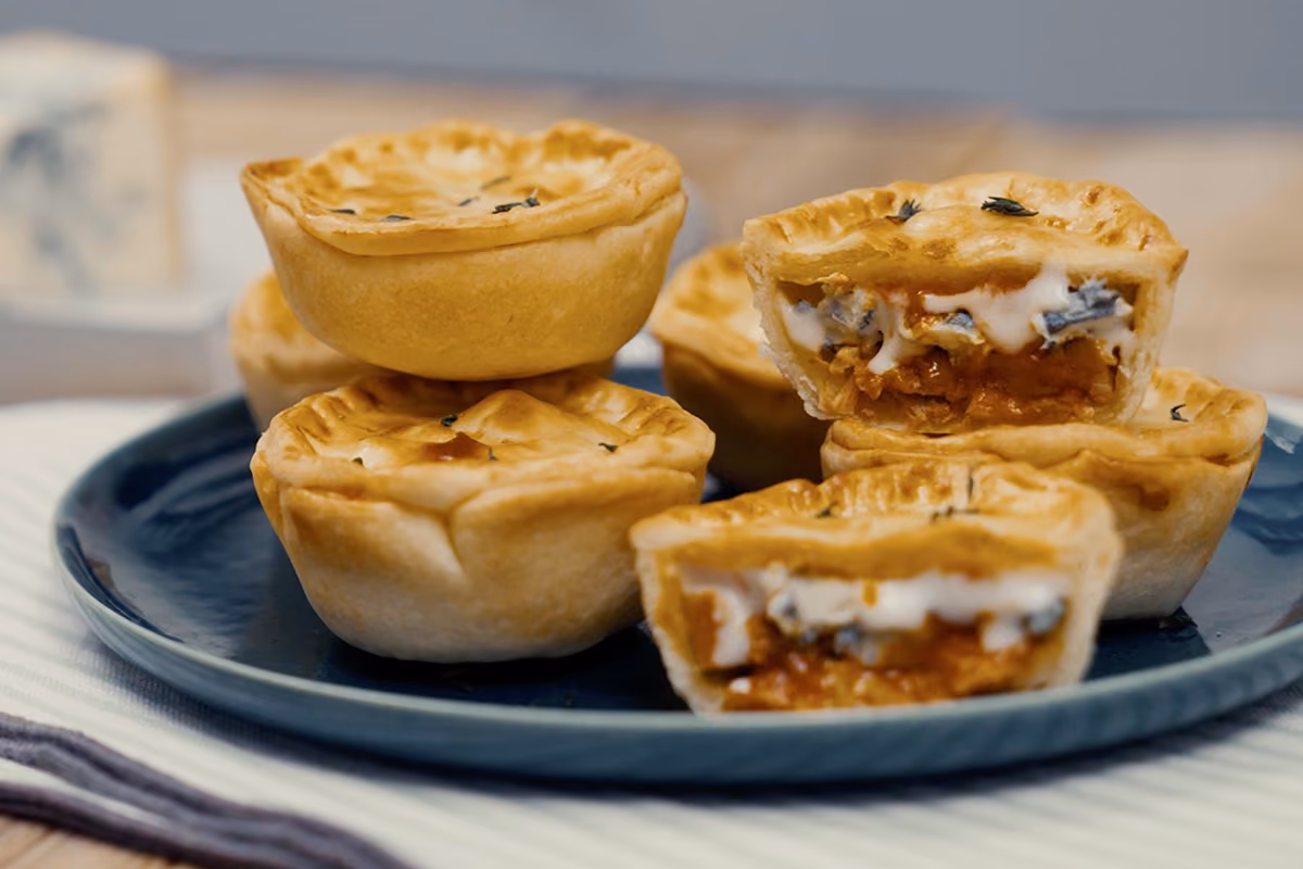 Lo stufato del giorno prima diventa un antipasto sfizioso: le mini meat pie al Gorgonzola Dop
