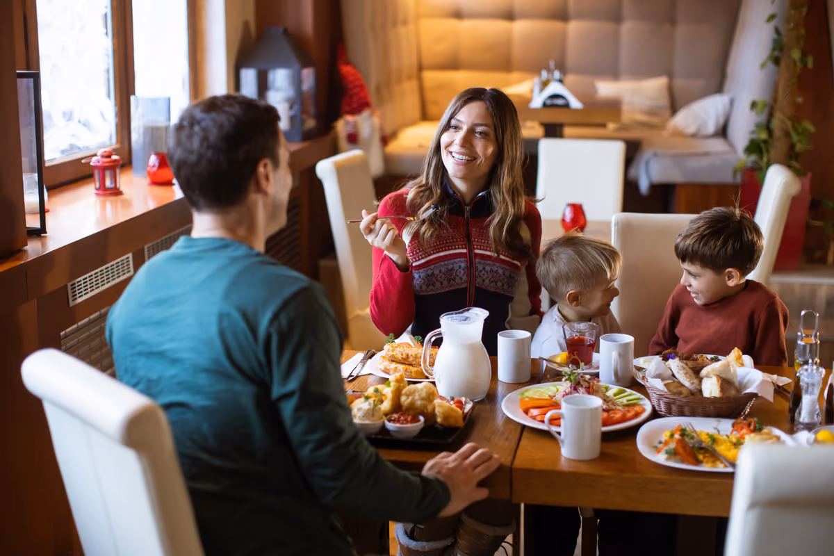 Meno smartphone, più convivialità: la nuova sfida dei ristoranti per conquistare le famiglie