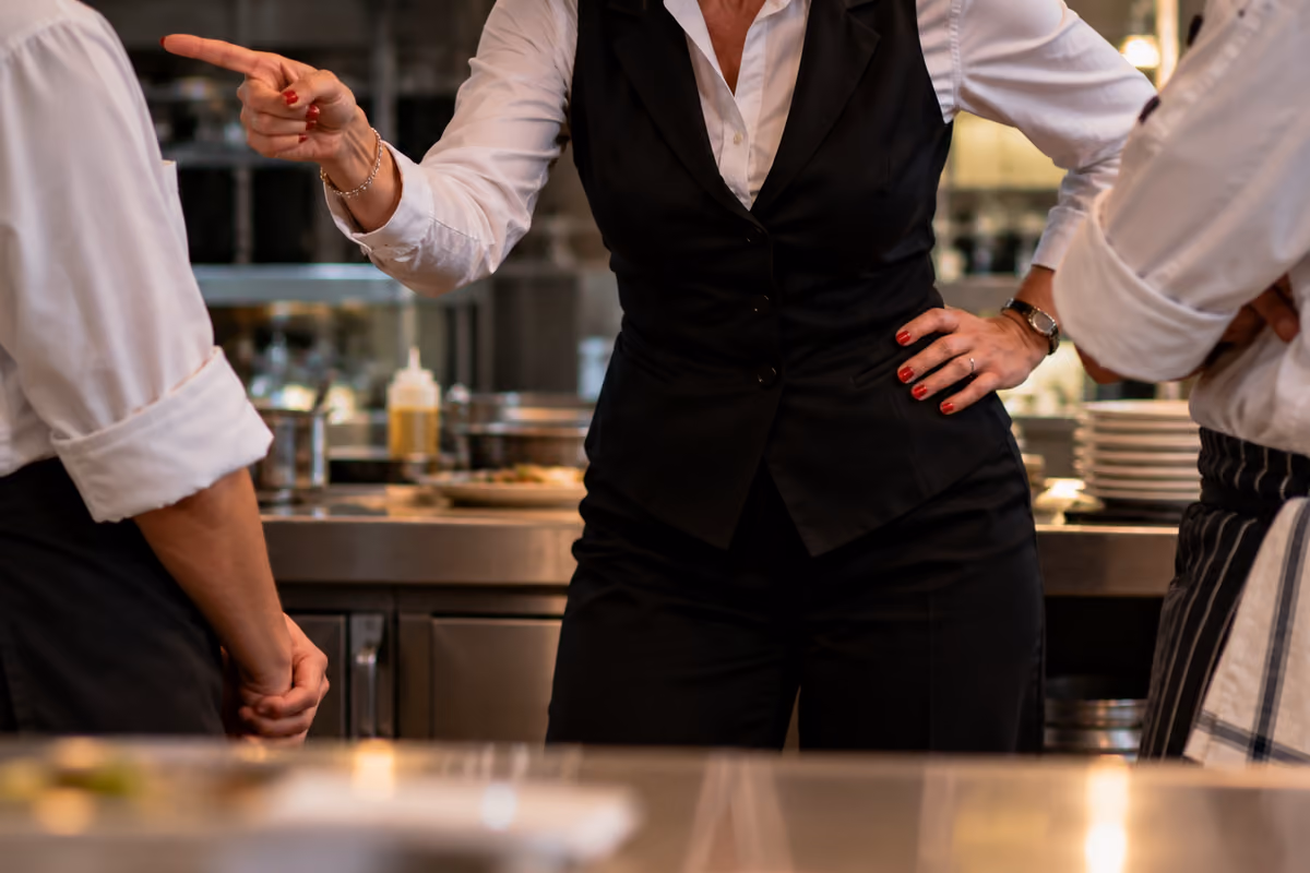 Sorride ai clienti, tratta male i colleghi: il doppio volto di una maitre