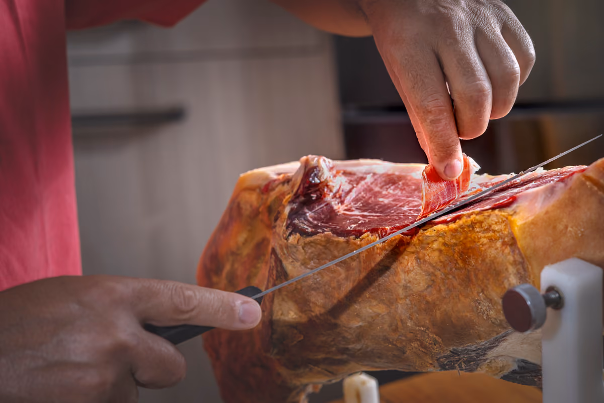 A Roma la prima scuola italiana dedicata al taglio del prosciutto a mano