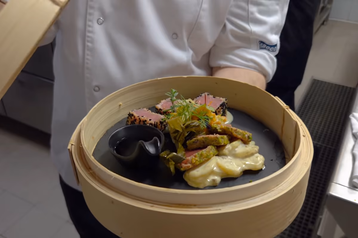 Tonno tataki e tè verde giapponese: l'abbinamento che punta su freschezza e spezie