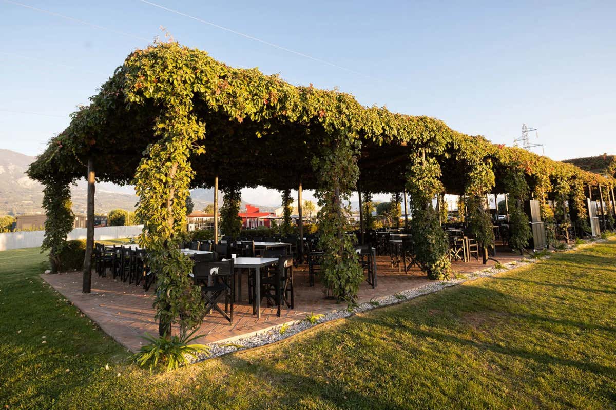 Vere massaie cilentane nella cucina de “La Dispensa San Salvatore” a Paestum Vere massaie cilentane nella cucina de “La Dispensa San Salvatore” a Paestum