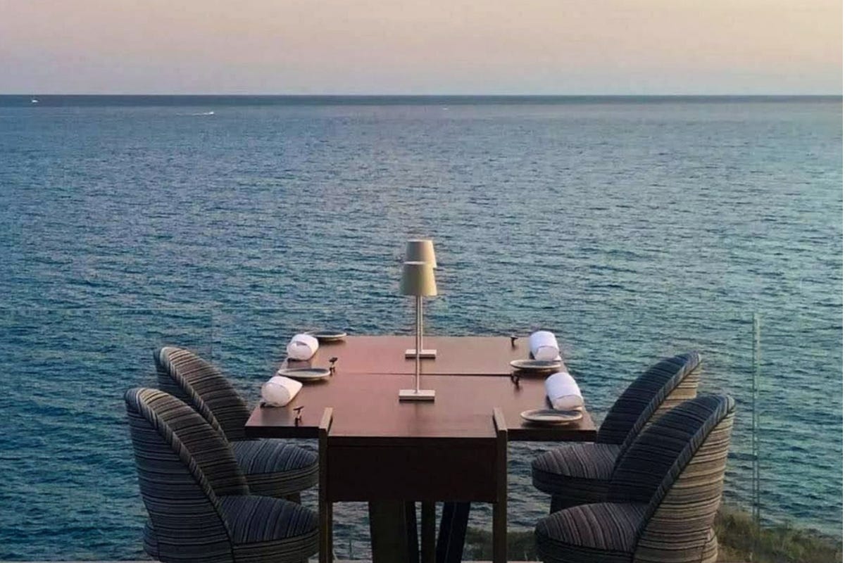 Cenare sospesi tra mare e cielo: riapre il ristorante Caracol di Bacoli