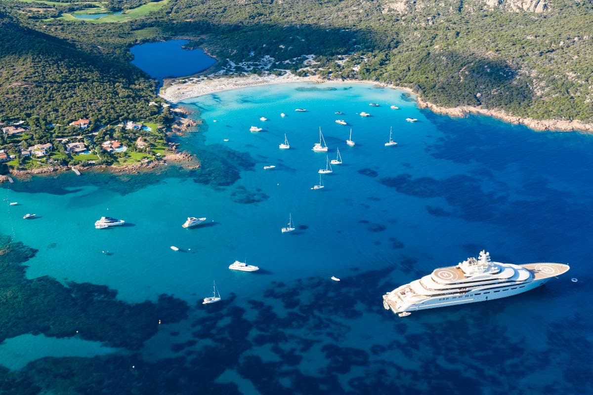 Sardegna: tanti turisti, ma vacanze più brevi. Boom di megayacht in Costa Smeralda