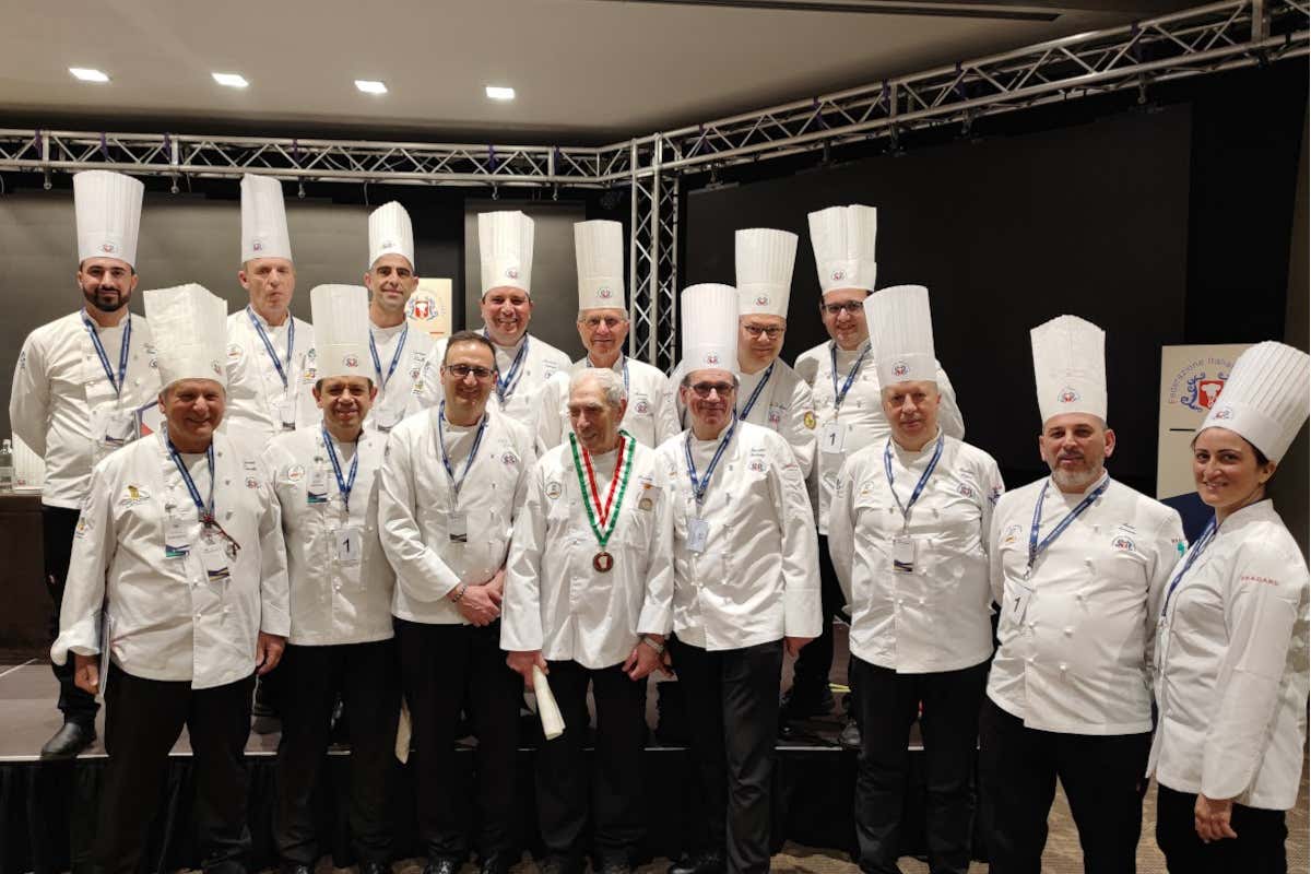 I membri dell&rsquo;Unione Regionale Cuochi Siciliani&nbsp; Unione Regionale Cuochi Siciliani conquista il &ldquo;Trofeo delle Regioni&rdquo;