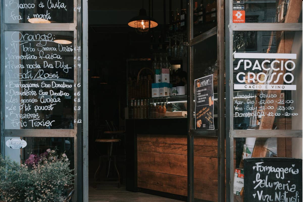 Entriamo da Spaccio Grosso, il wine bar con dispensa in zona Porta Pia