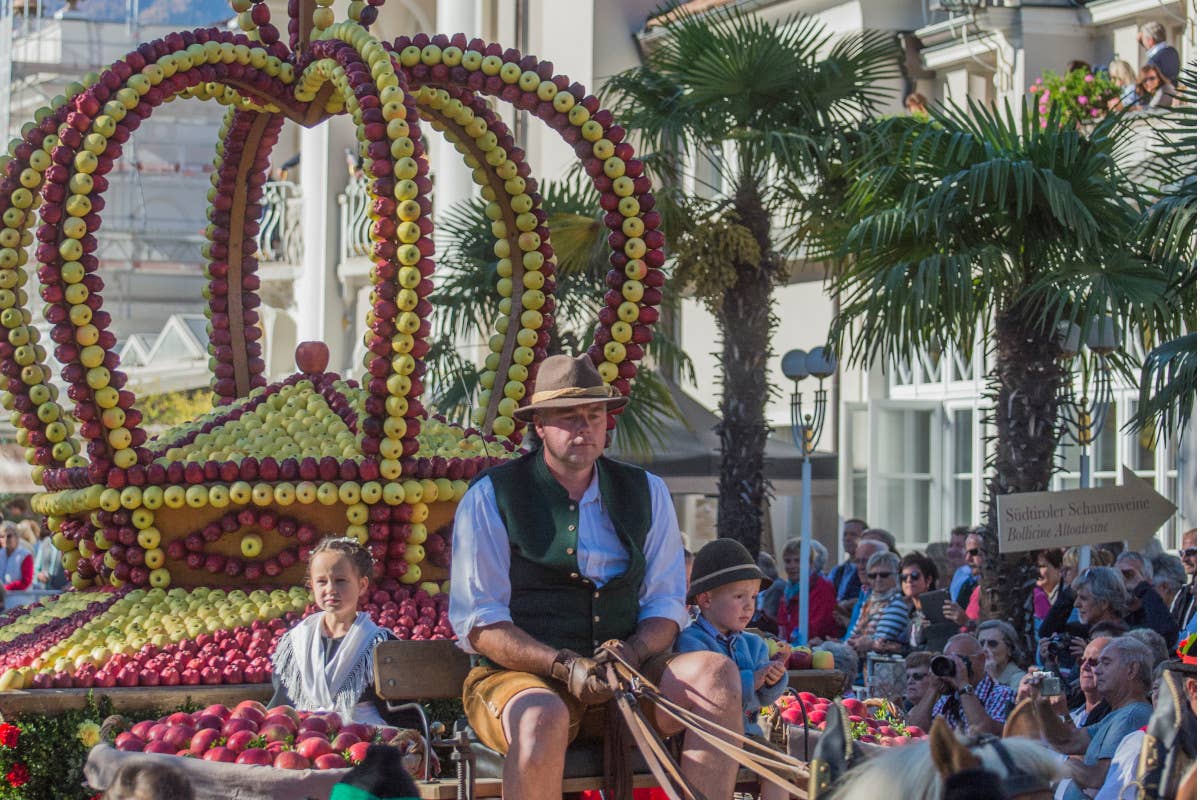 La tradizionale sfilata dei carri A Merano torna l'antica Festa dell'uva