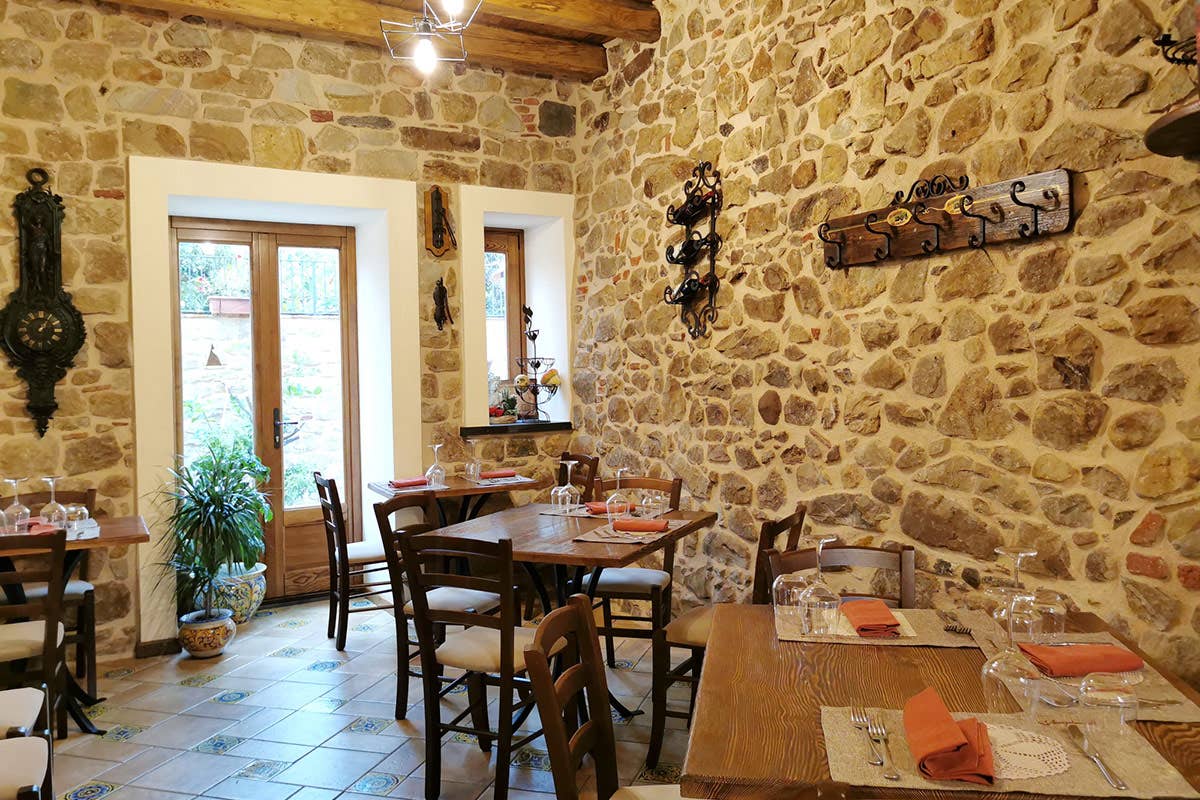 Sala interna Nangalarruni a Castelbuono, l’osteria famosa per prodotti e piatti di montagna