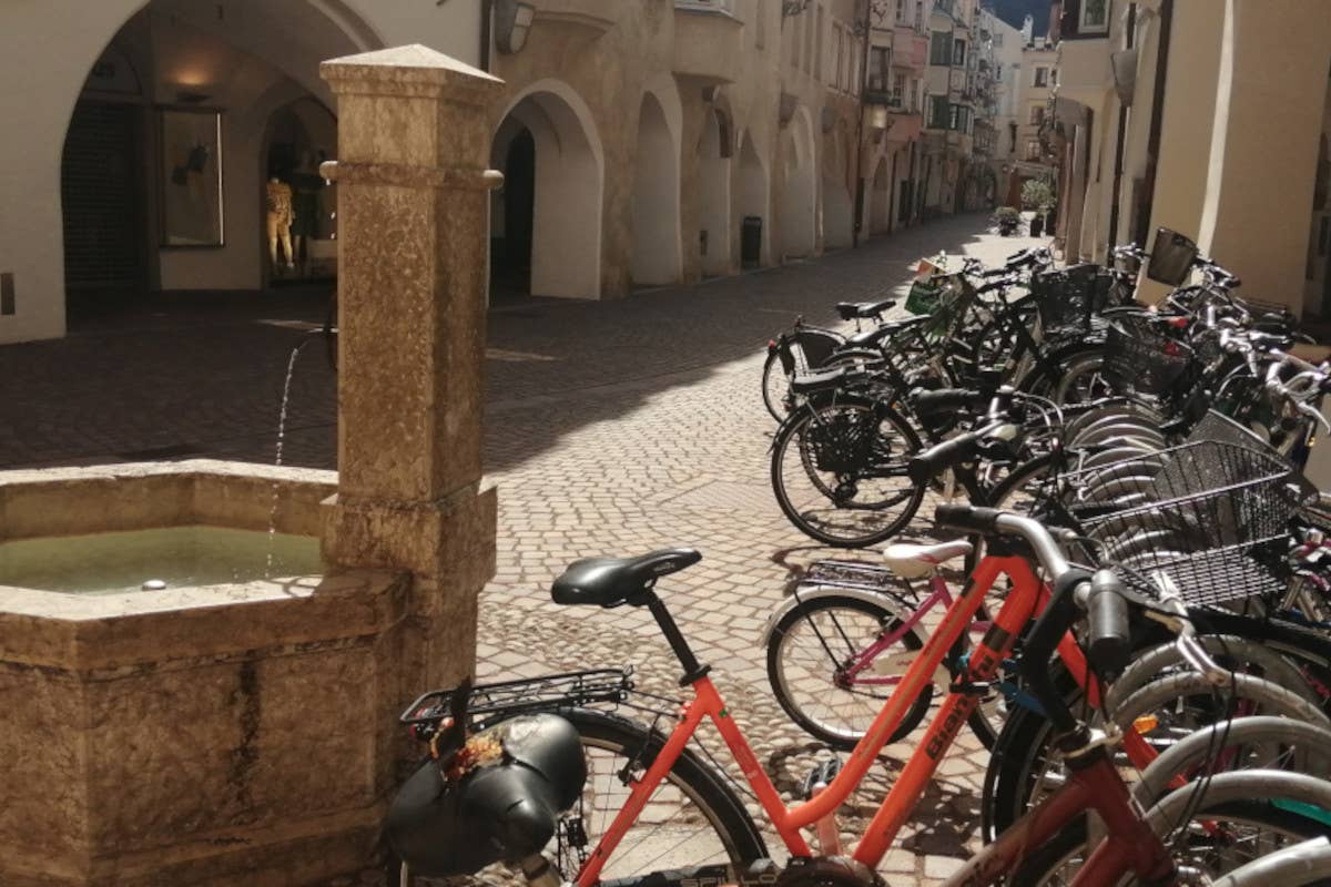 Uno scorcio del centro storico di Bressanone Viaggio su due ruote alla scoperta della Val Pusteria