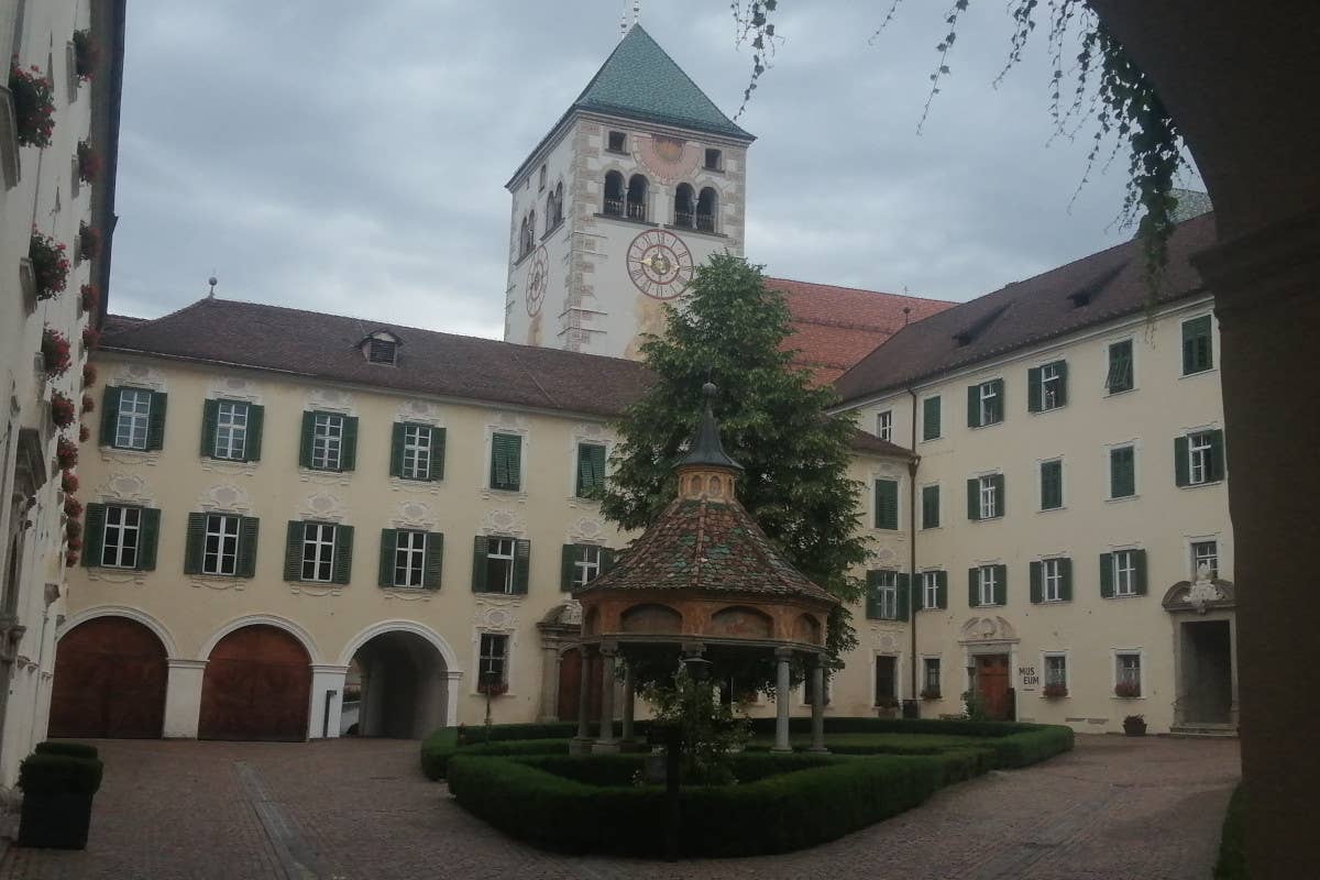 Il chiostro dell'Abbazia di Novacella Viaggio su due ruote alla scoperta della Val Pusteria