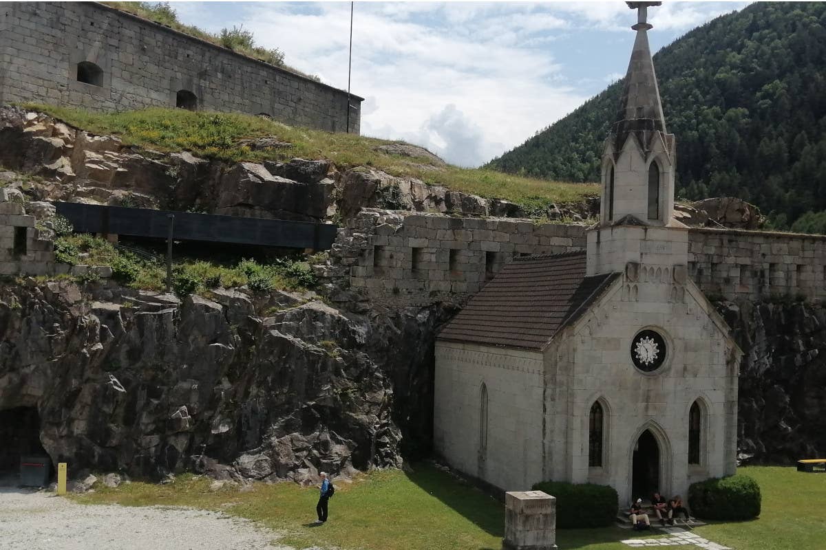 La chiesina posta all'interno del Forte di Fortezza Viaggio su due ruote alla scoperta della Val Pusteria