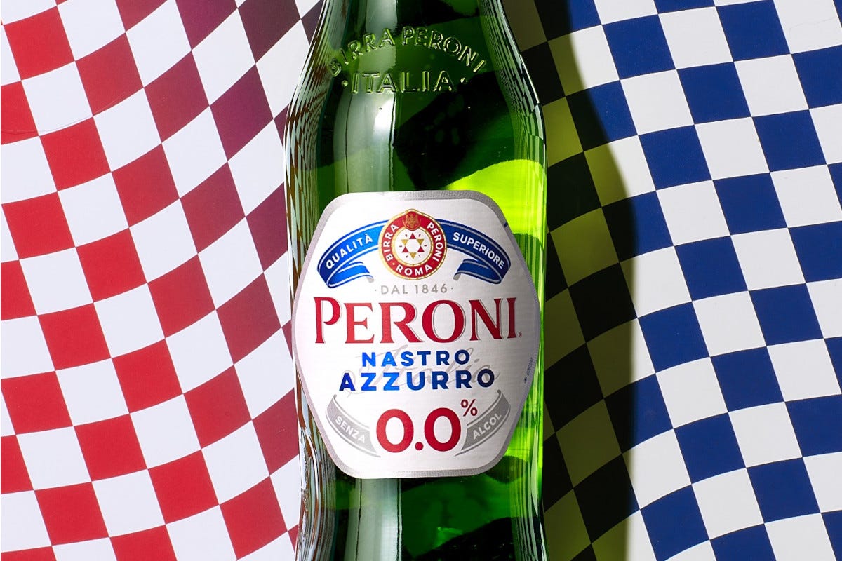 Peroni Nastro Azzurro 00%: ecco la bottiglia limited edition con la Ferrari