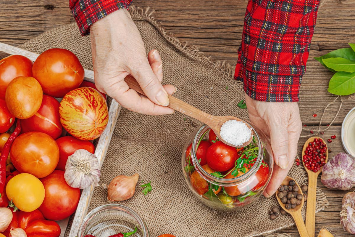 Conserve fai da te: il ritorno alla tradizione spopola tra i giovani