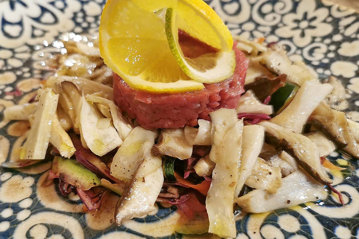 Funghi al vapore e tartare di manzo Nangalarruni a Castelbuono, l’osteria famosa per prodotti e piatti di montagna