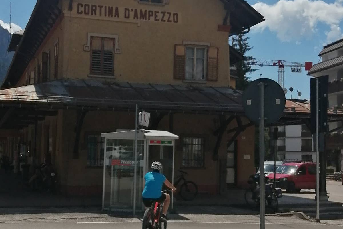 La stazione degli autobus di Cortina Viaggio su due ruote alla scoperta della Val Pusteria