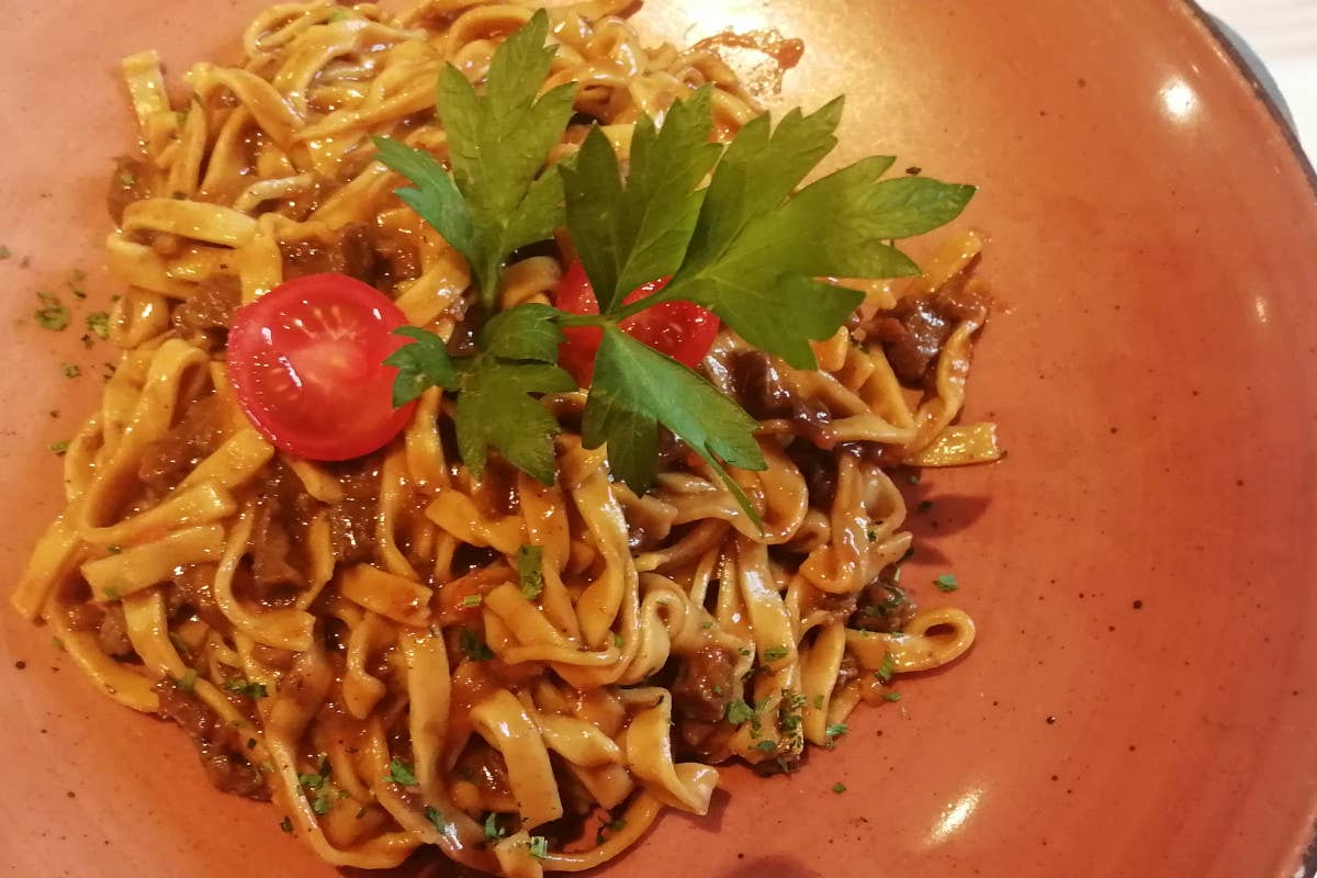 Tagliatelle al ragù di cervo Viaggio su due ruote alla scoperta della Val Pusteria