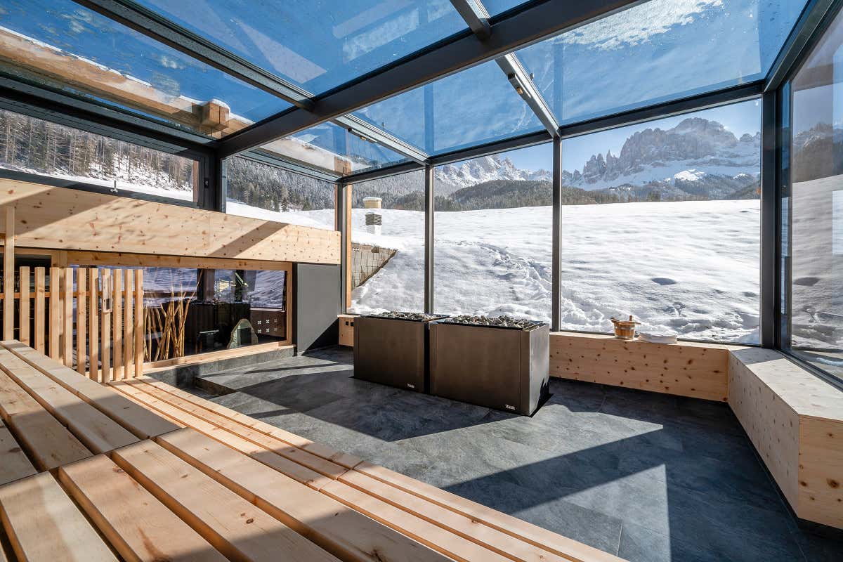 Riprendersi dalle feste con la sauna con vista del Cyprianerhof Dolomit Resort
