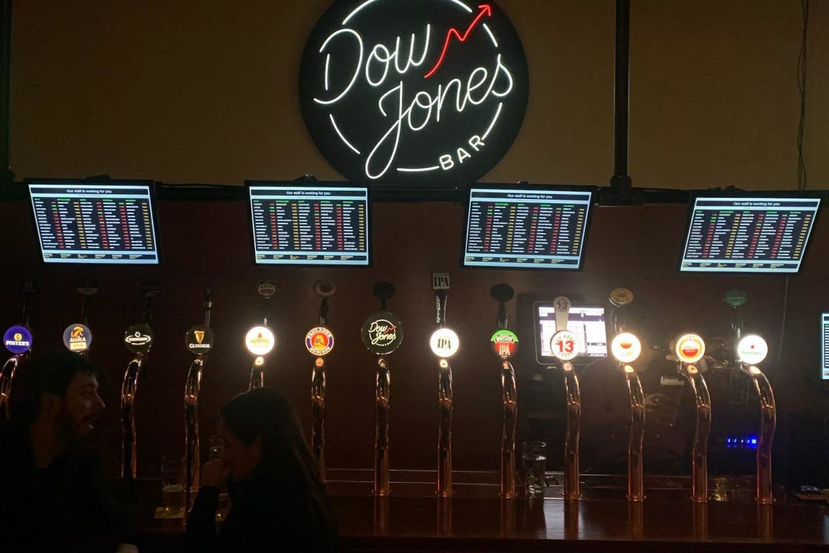 Scegliere un drink è come investire in borsa: come funziona il Dow Jones Bar