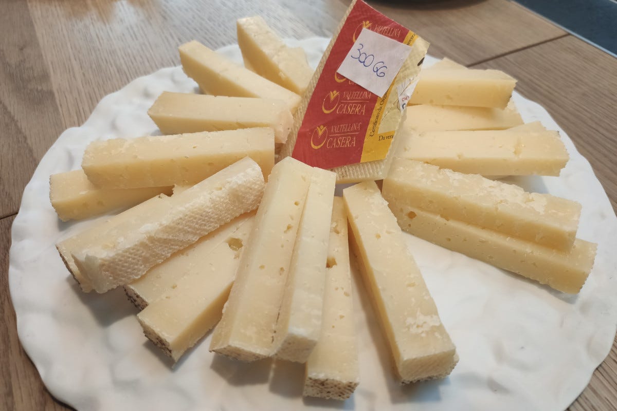 Come degustare i formaggi Valtellina Casera e Bitto? Lo spiega una guida
