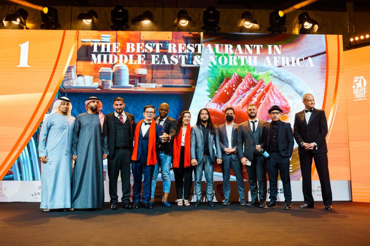 Lo staff del 3 Fils premiato sul palco  50 Best Restaurants per la prima volta in Medio Oriente: ecco tutti i ristoranti premiati