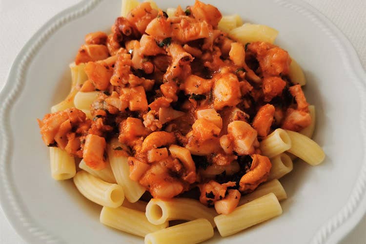 Pasta allo scoglio rossa con polpo, calamaro e gambero - Disìu, ristorazione da banco da cucinare a casa propria