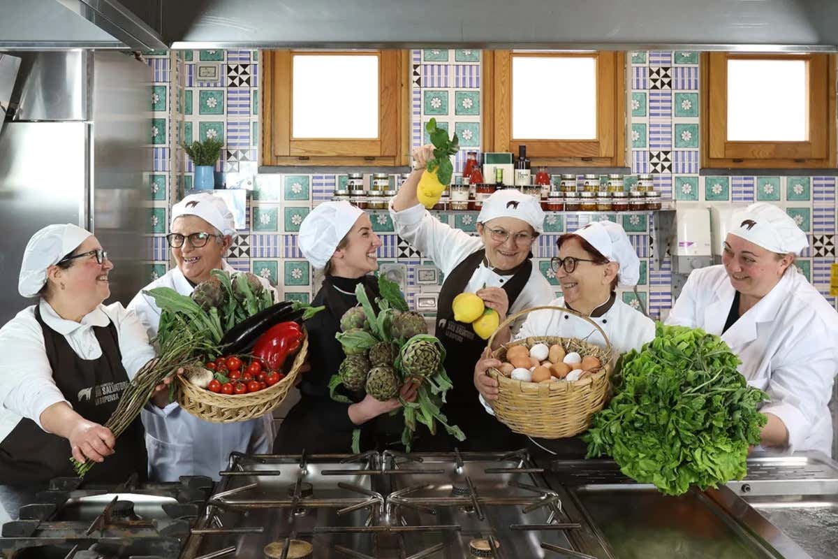 Vere massaie cilentane nella cucina de “La Dispensa San Salvatore” a Paestum Vere massaie cilentane nella cucina de “La Dispensa San Salvatore” a Paestum