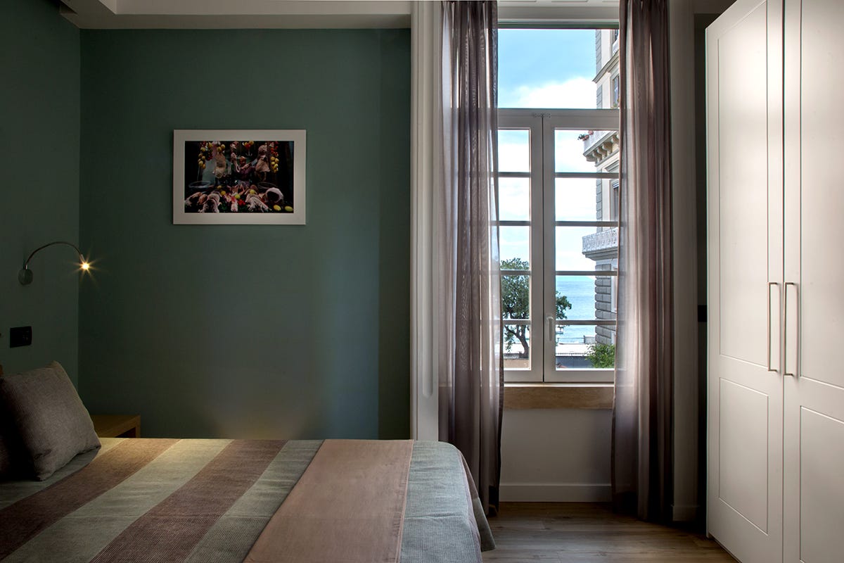 Una delle sei stanze di B&B 50 Suite [[Giro del Golfo in otto giorni]]: tutta la bellezza e il gusto di Napoli