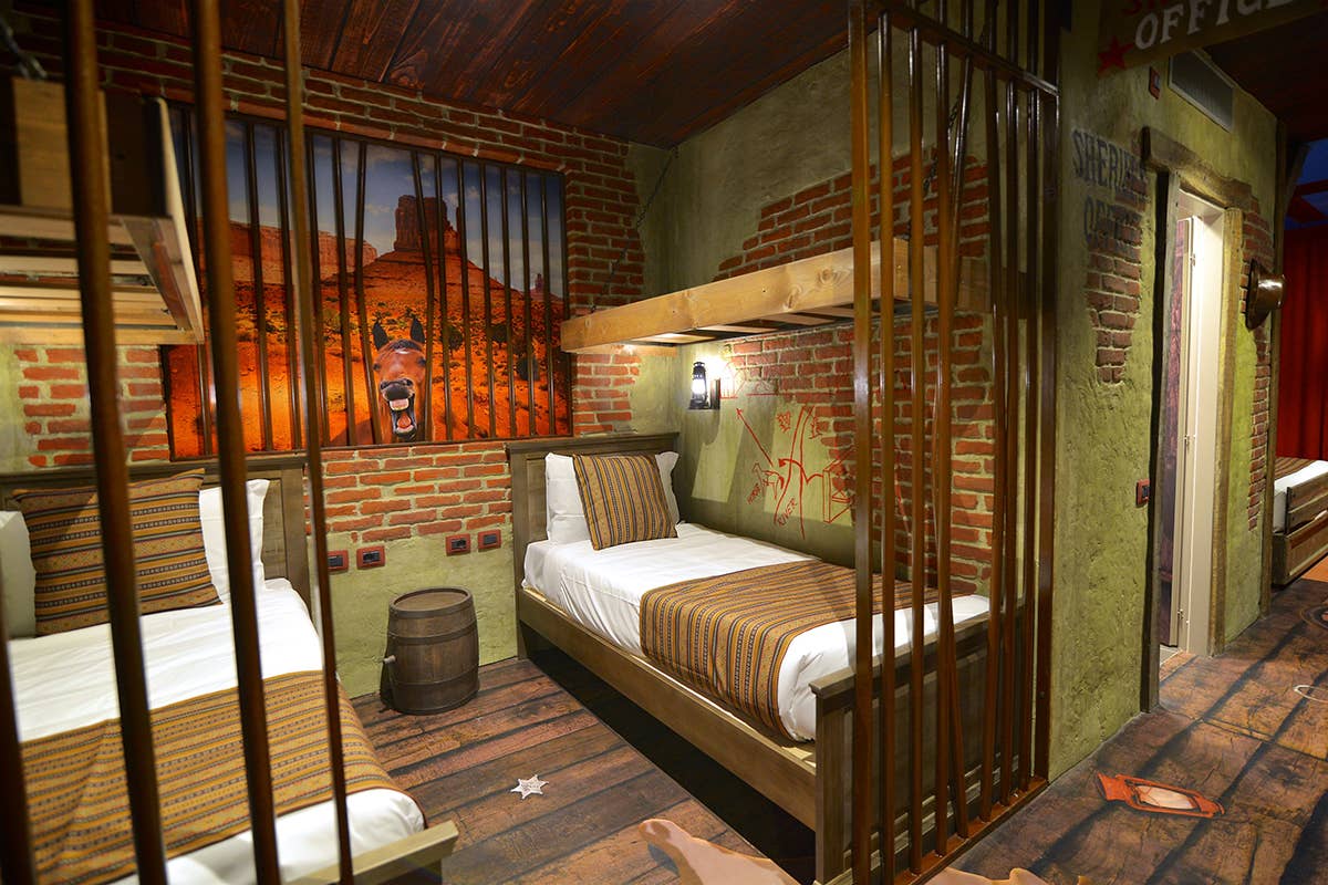 Gardaland Adventure Hotel, stanza a tema Far West Notti da fiaba: dieci hotel per far vivere ai bimbi magiche vacanze